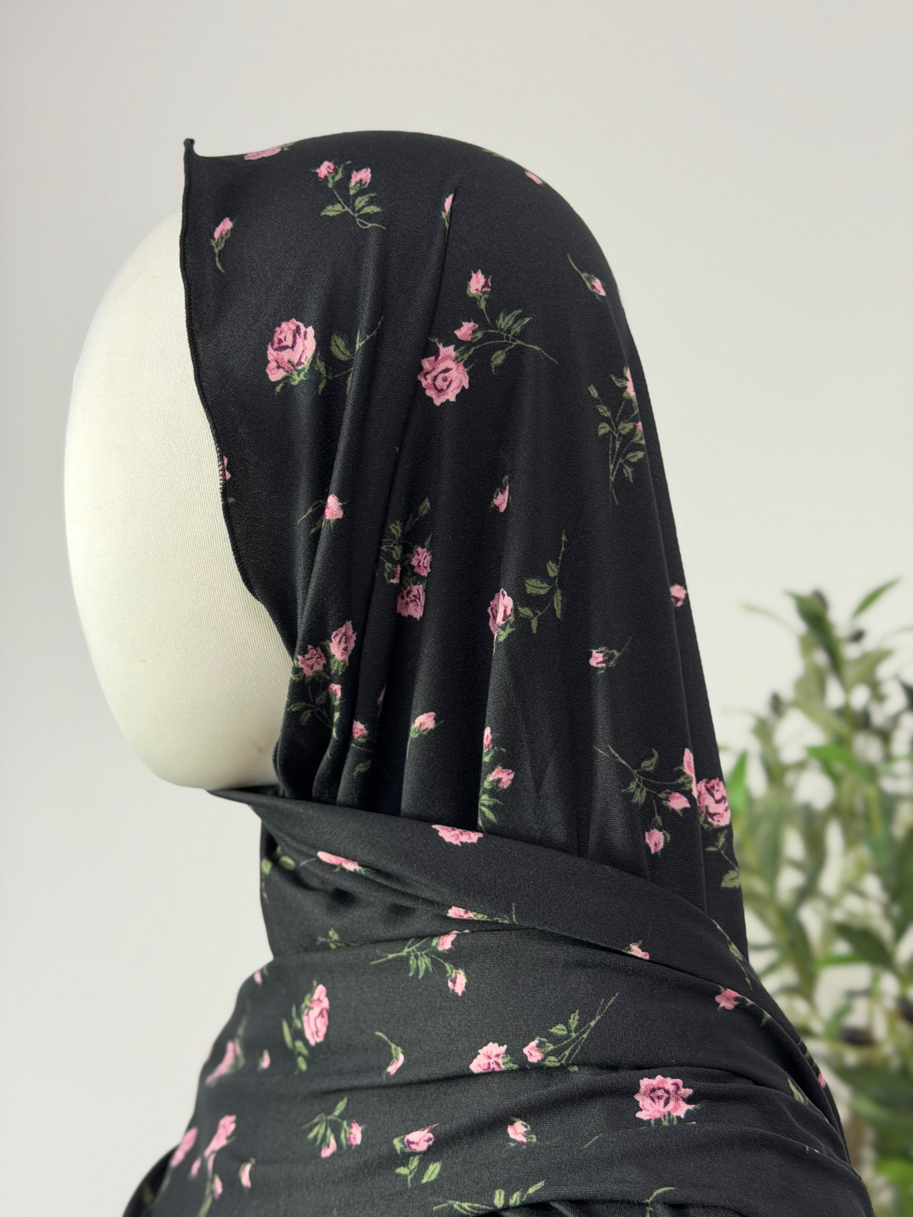 Schwarzes Kleid mit feinen Blümchen