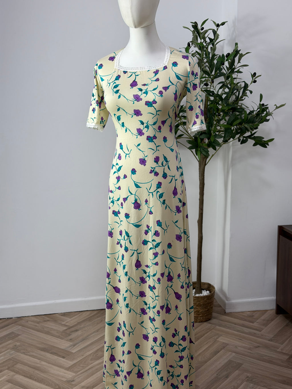 Feminines Kleid mit floralem Muster in creme