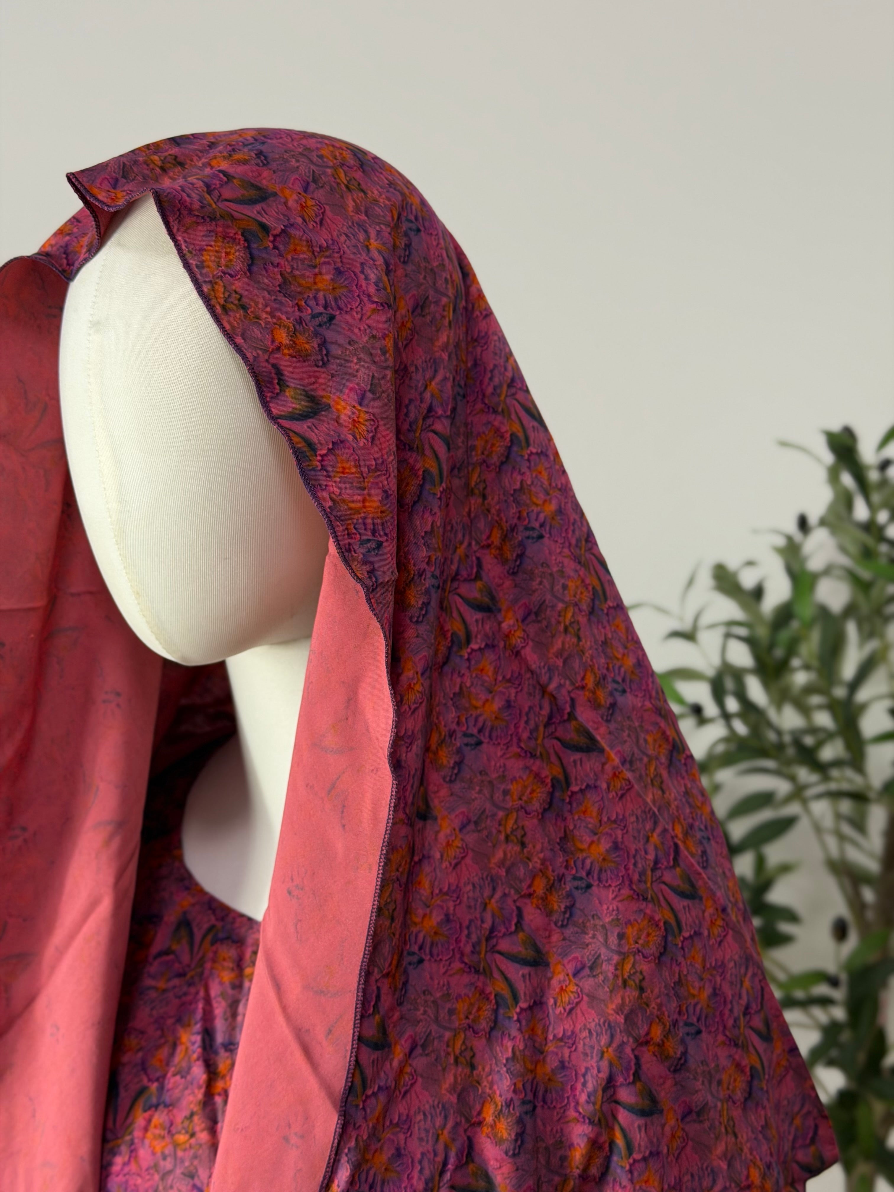Elegantes Kleid mit floralem Muster in Bordeaux