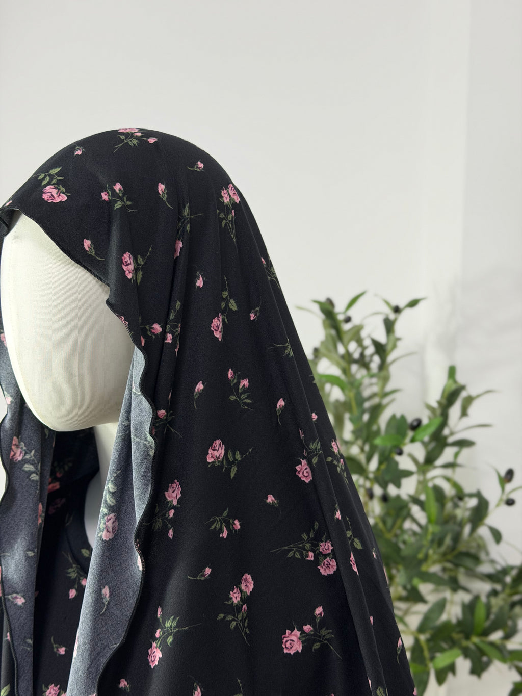 Schwarzes Kleid mit feinen Blümchen