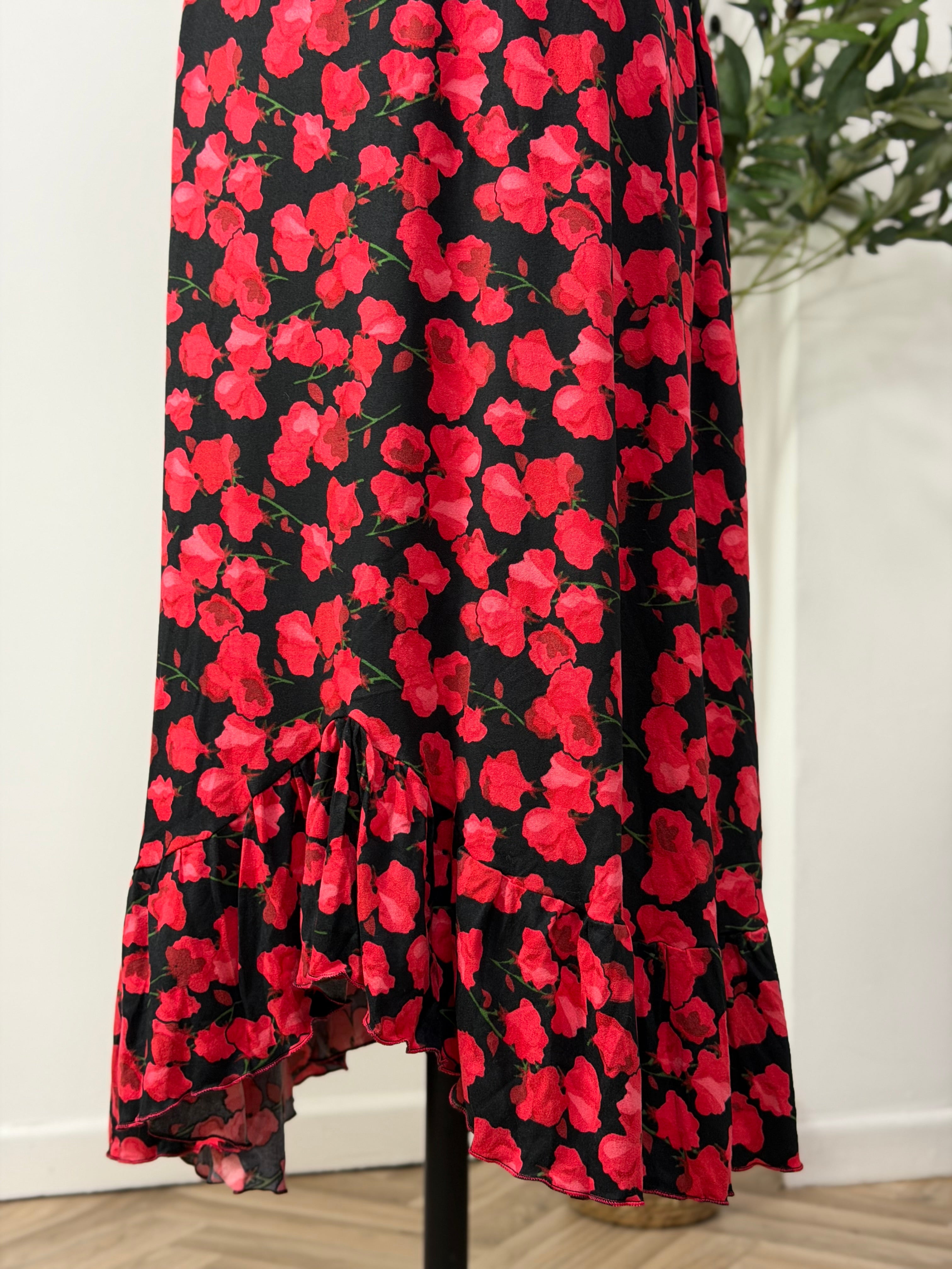 Schwarzes Kleid mit roten Blüten