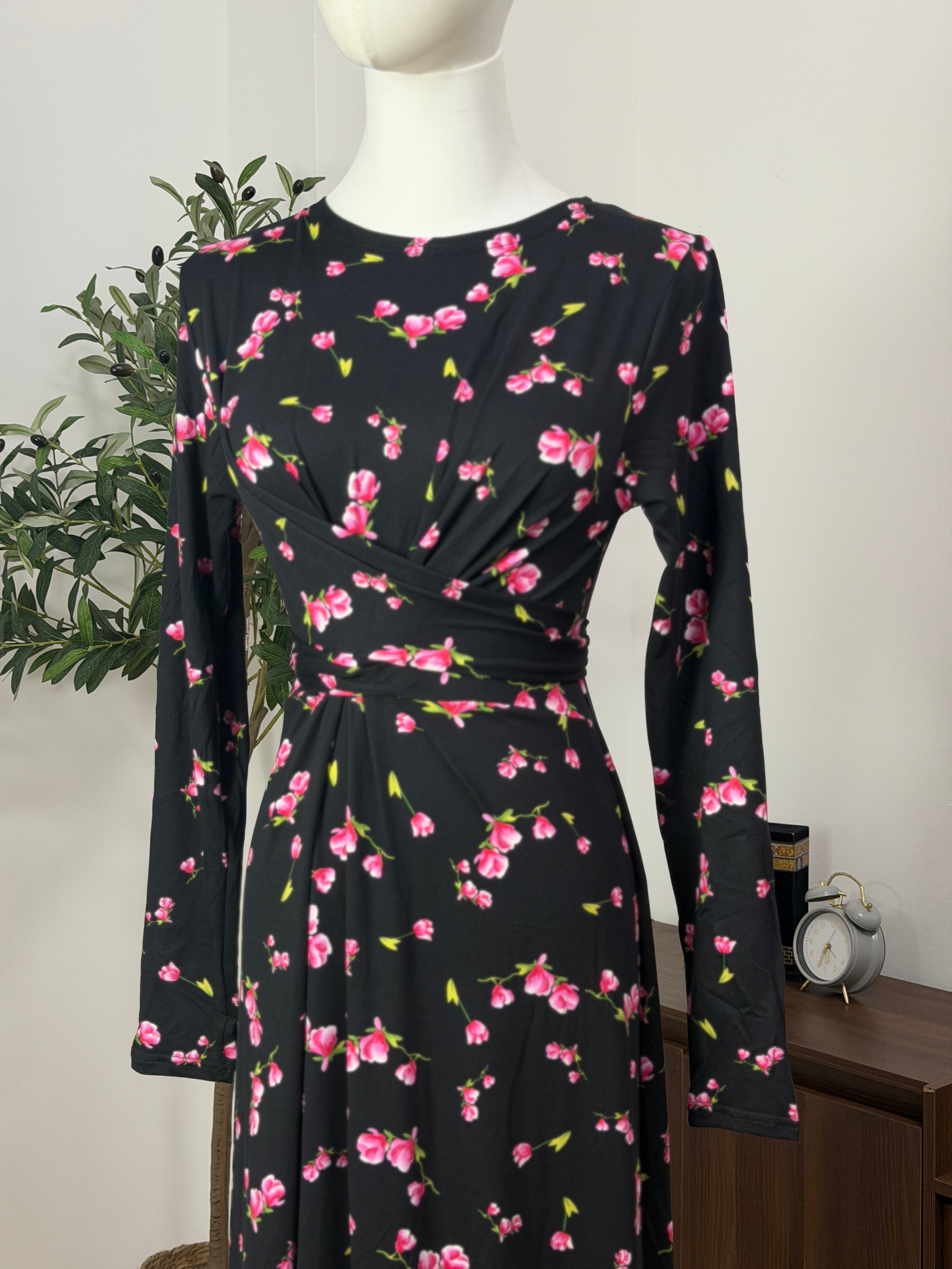 Schwarzes Kleid mit rosa Blümchen