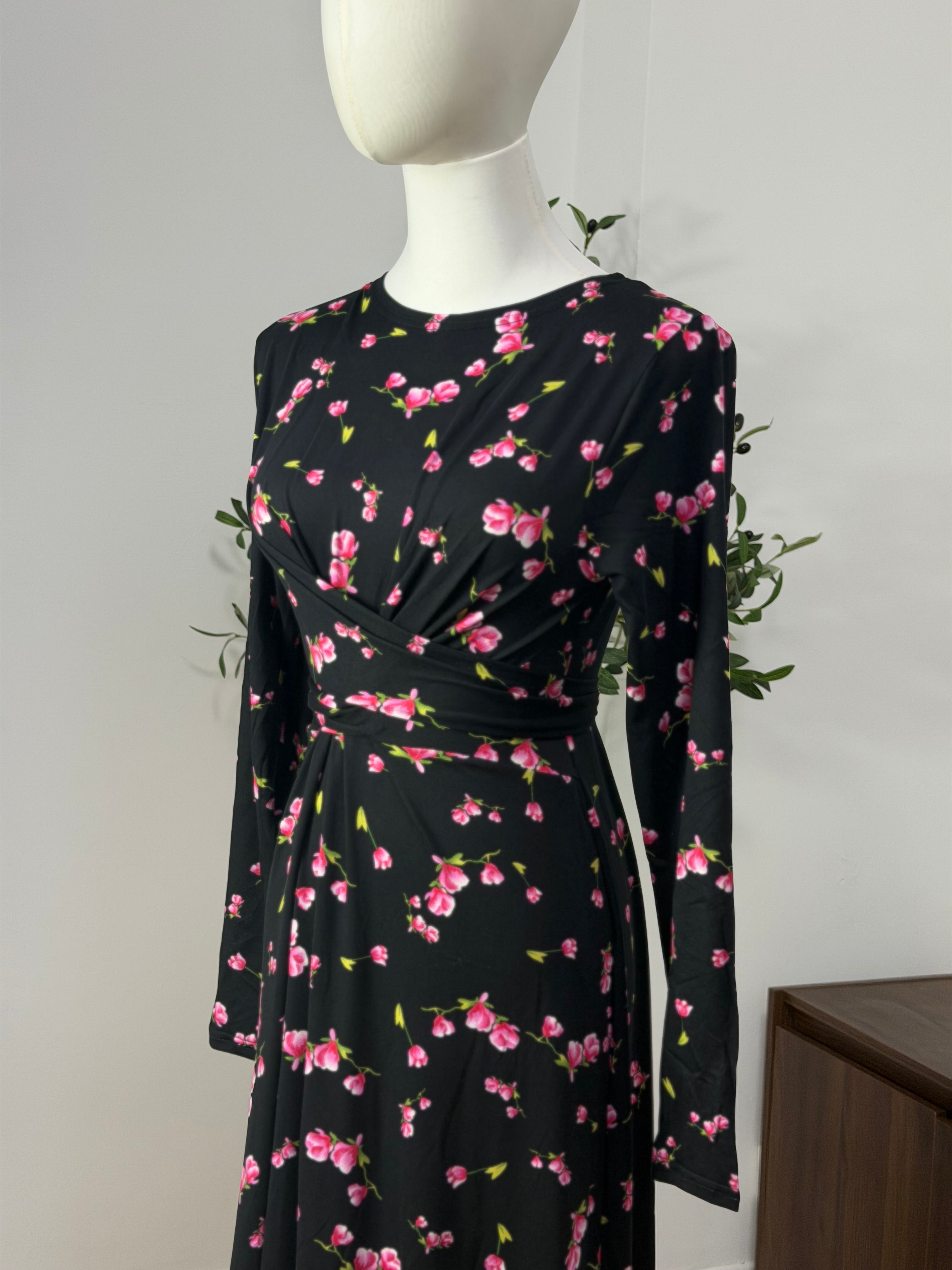 Schwarzes Kleid mit rosa Blümchen