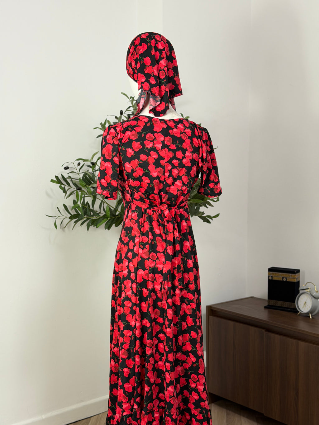 Schwarzes Kleid mit roten Blüten
