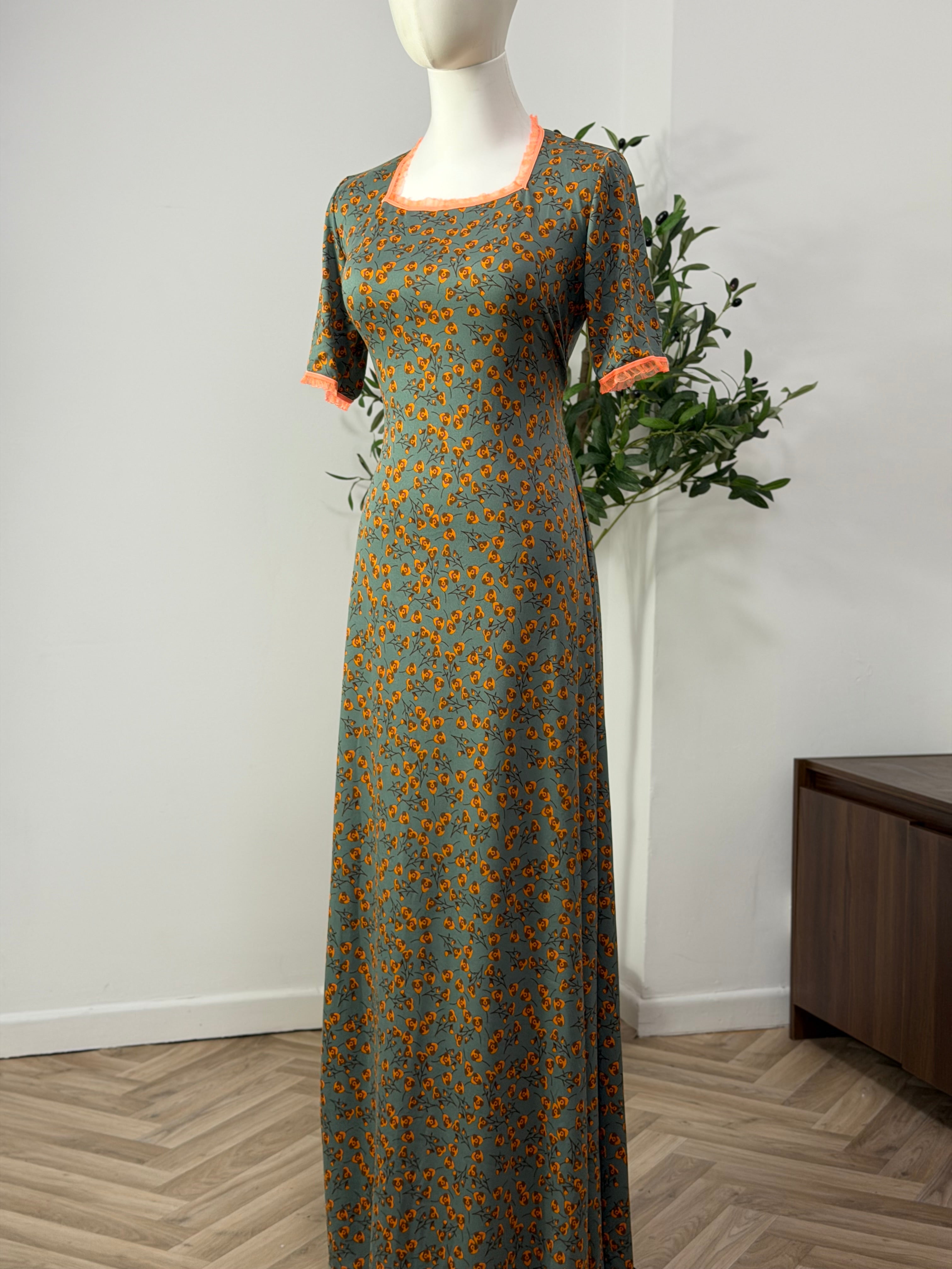 Feminines Kleid mit floralem Muster in grün
