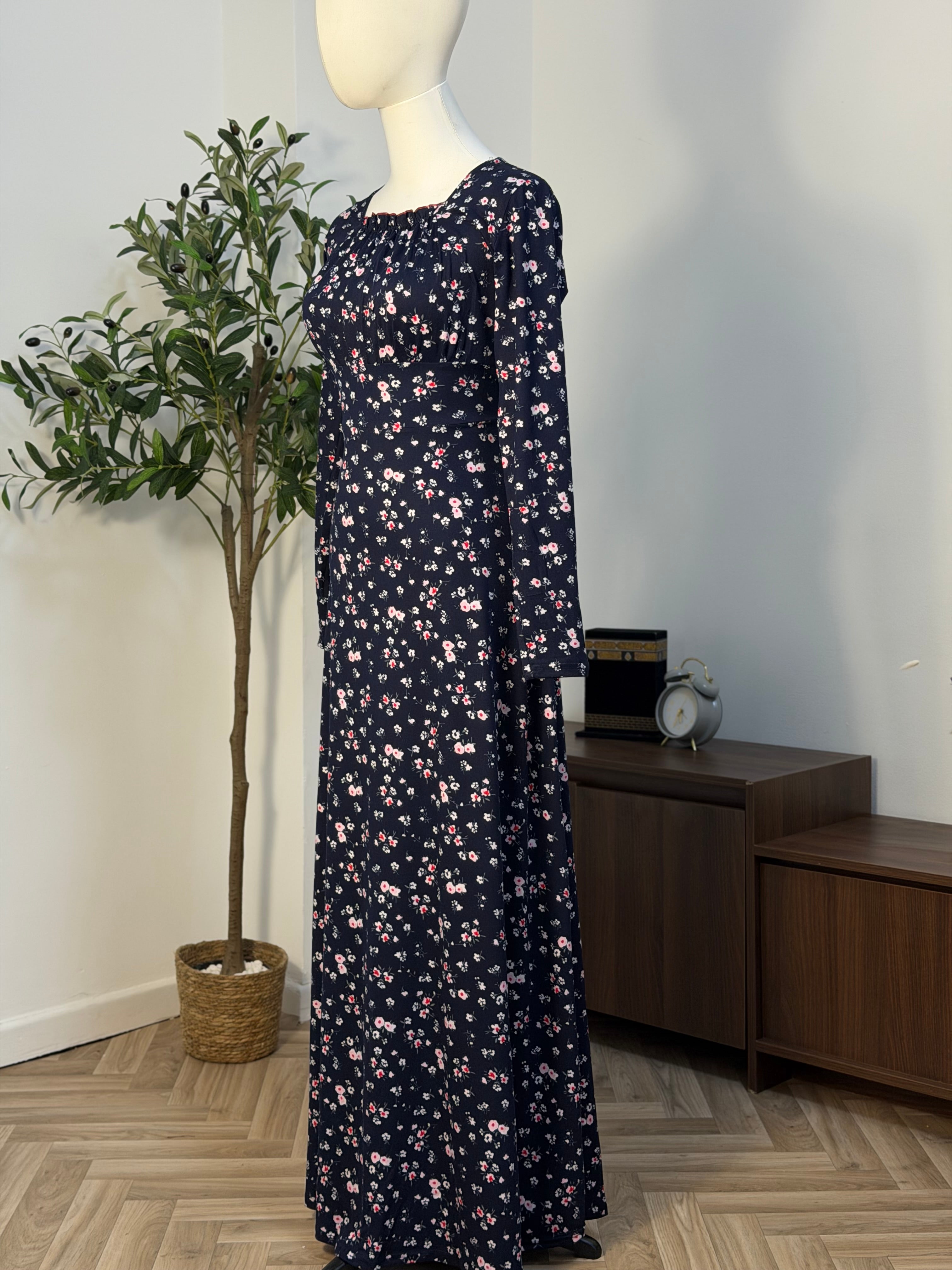Dunkelblaues Kleid mit feinen Blümchen