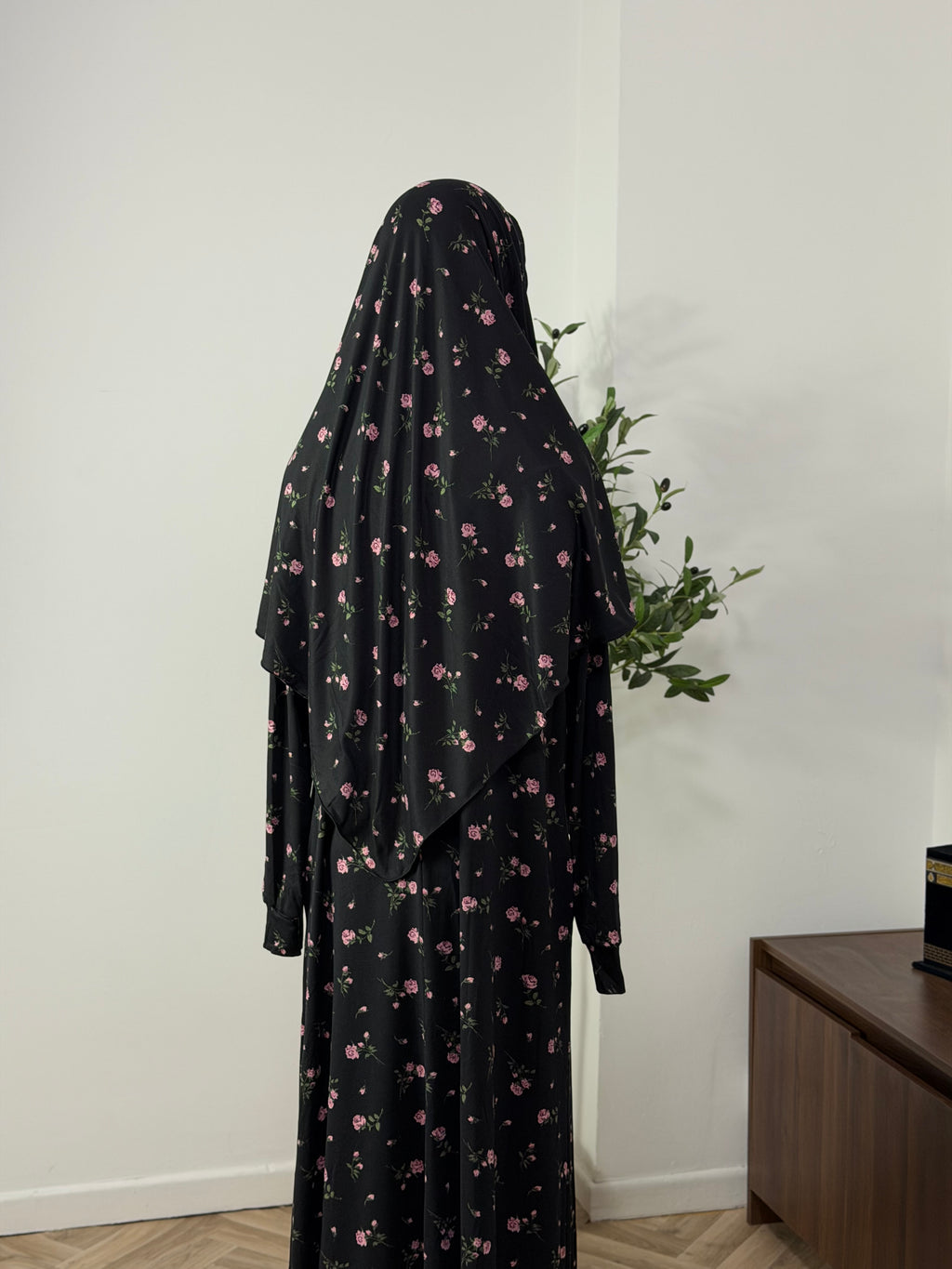 Schwarzes Kleid mit feinen Blümchen