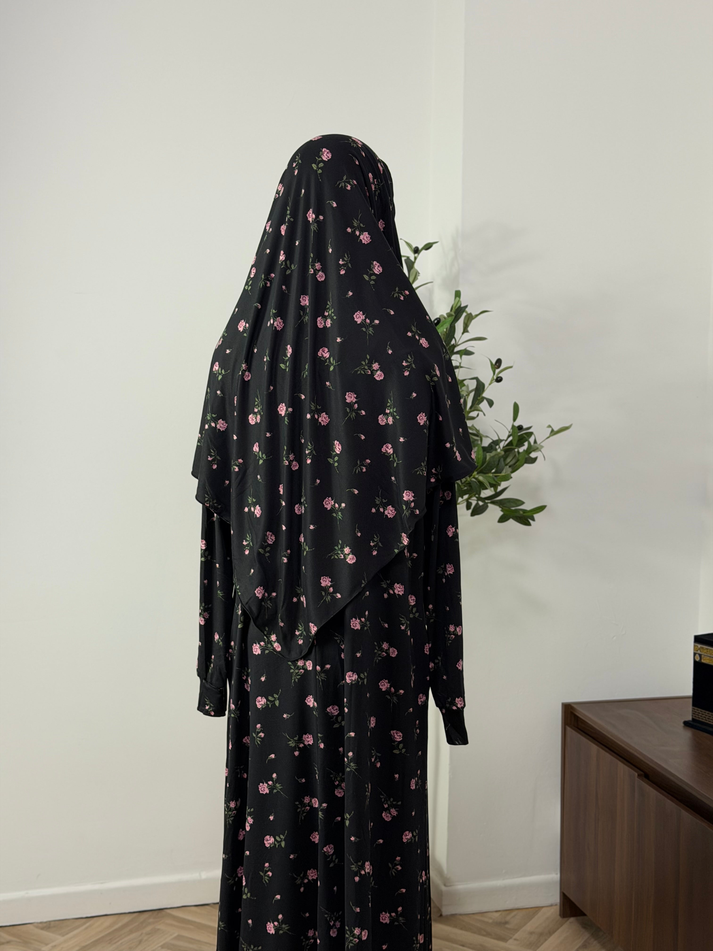 Schwarzes Kleid mit feinen Blümchen