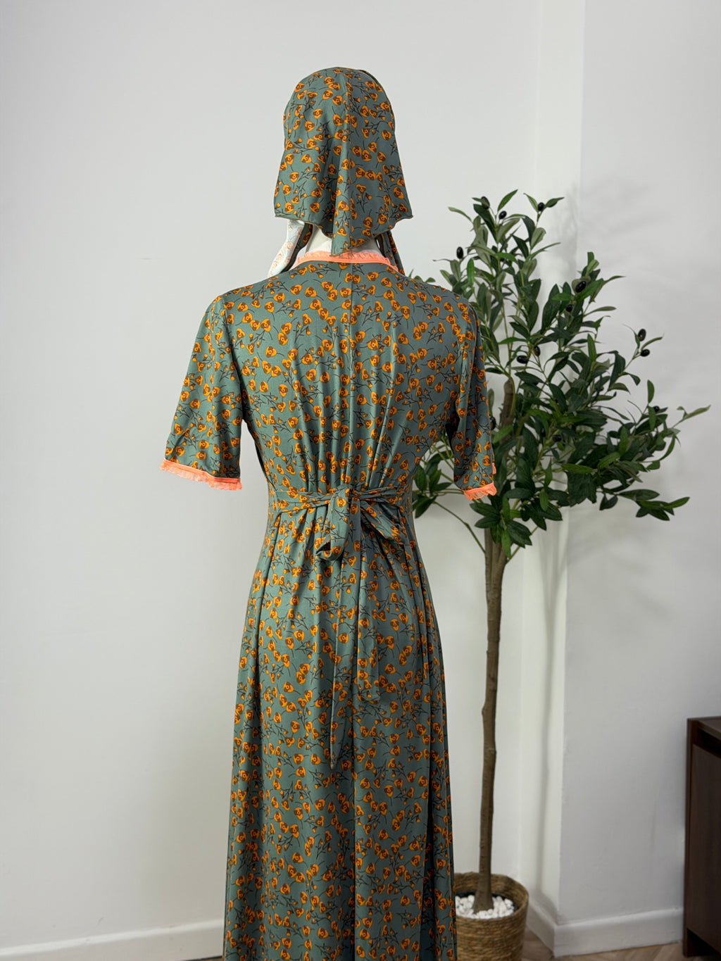 Feminines Kleid mit floralem Muster in grün