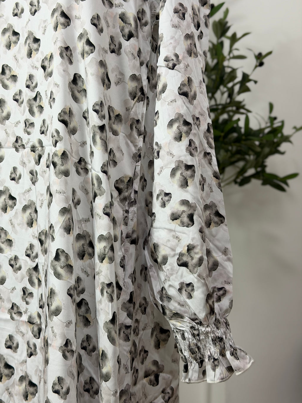 Kleid mit floralem Muster in grau
