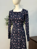 Dunkelblaues Kleid mit feinen Blümchen