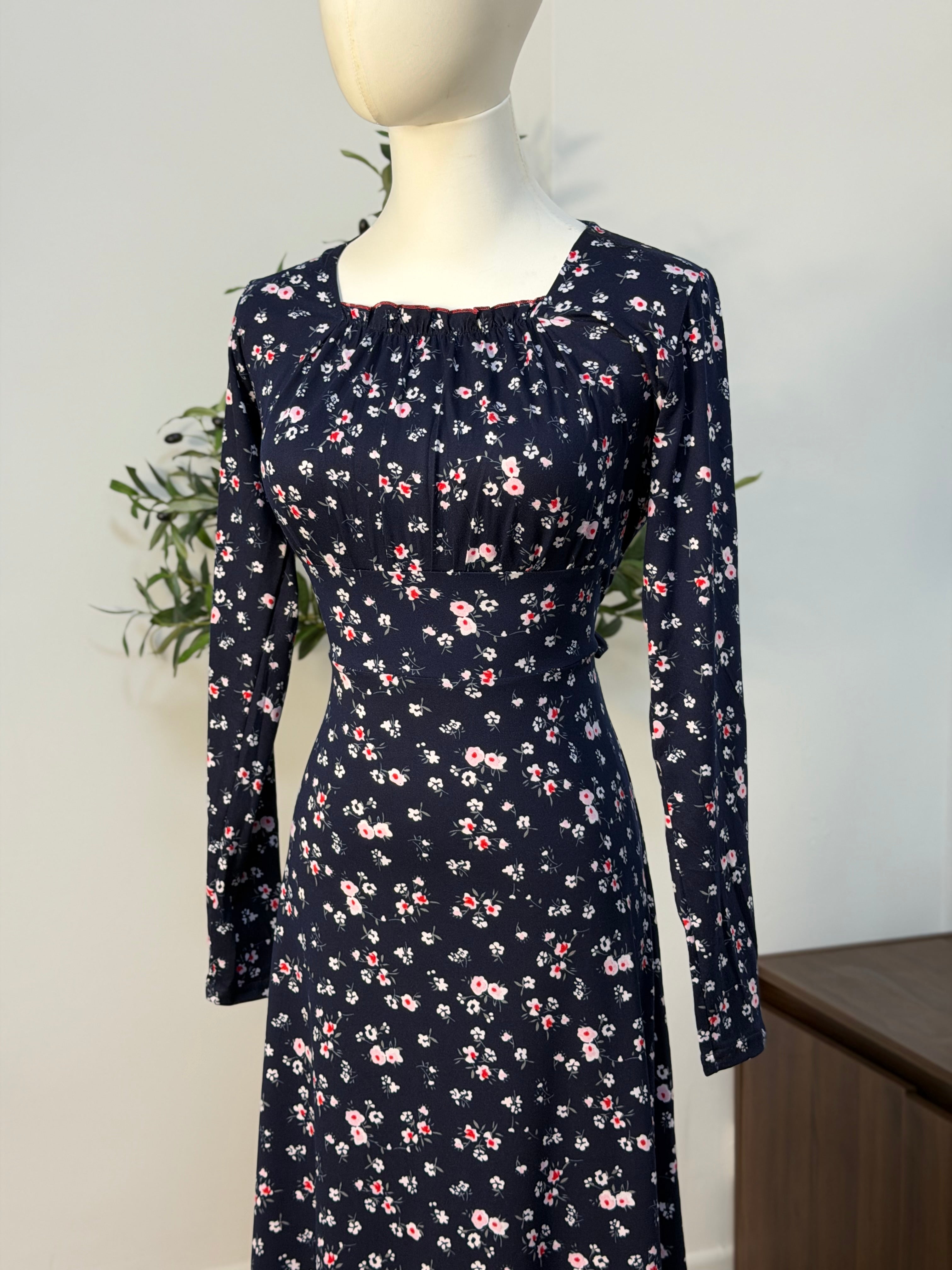 Dunkelblaues Kleid mit feinen Blümchen