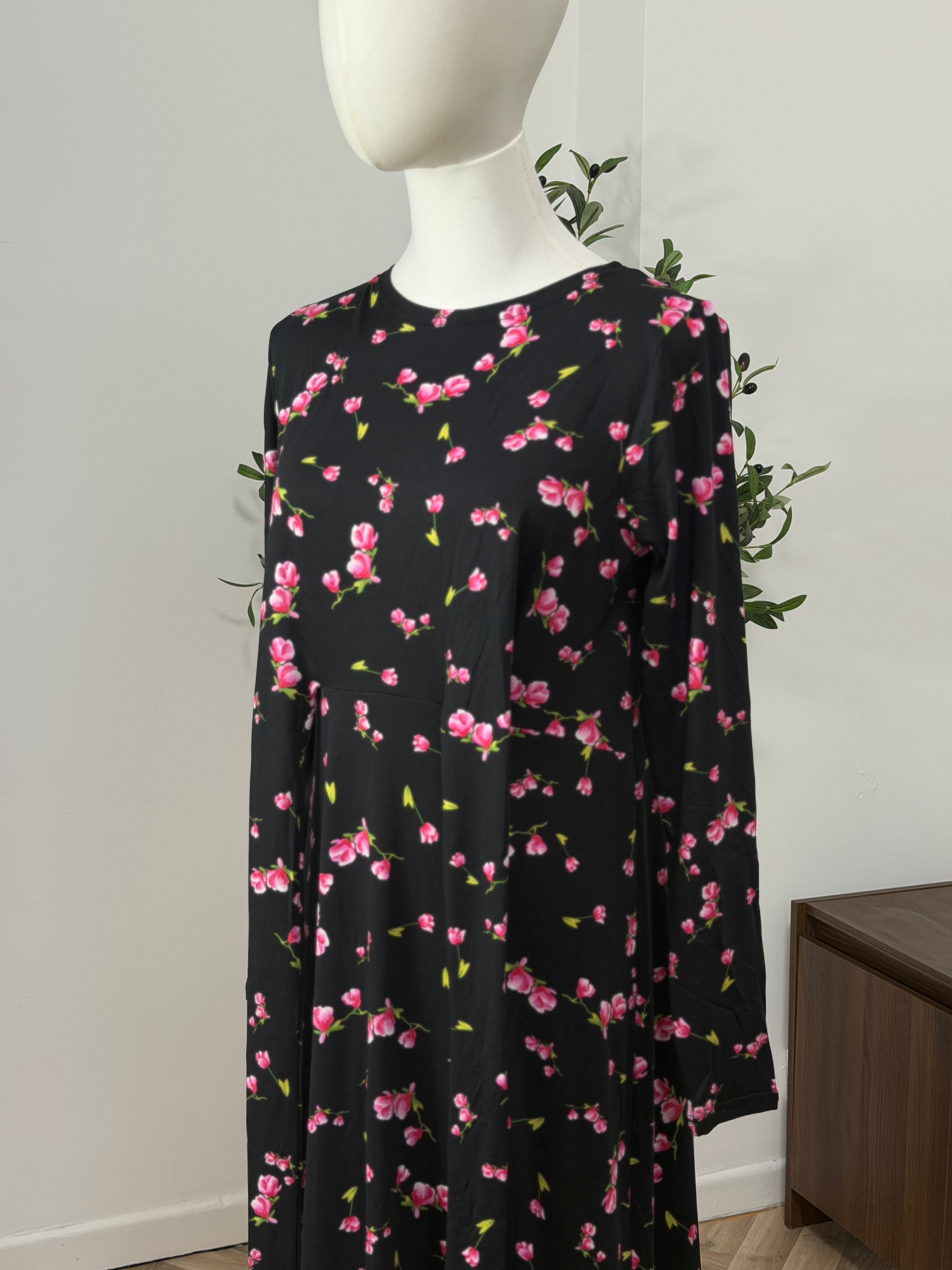 Schwarzes Kleid mit rosa Blümchen
